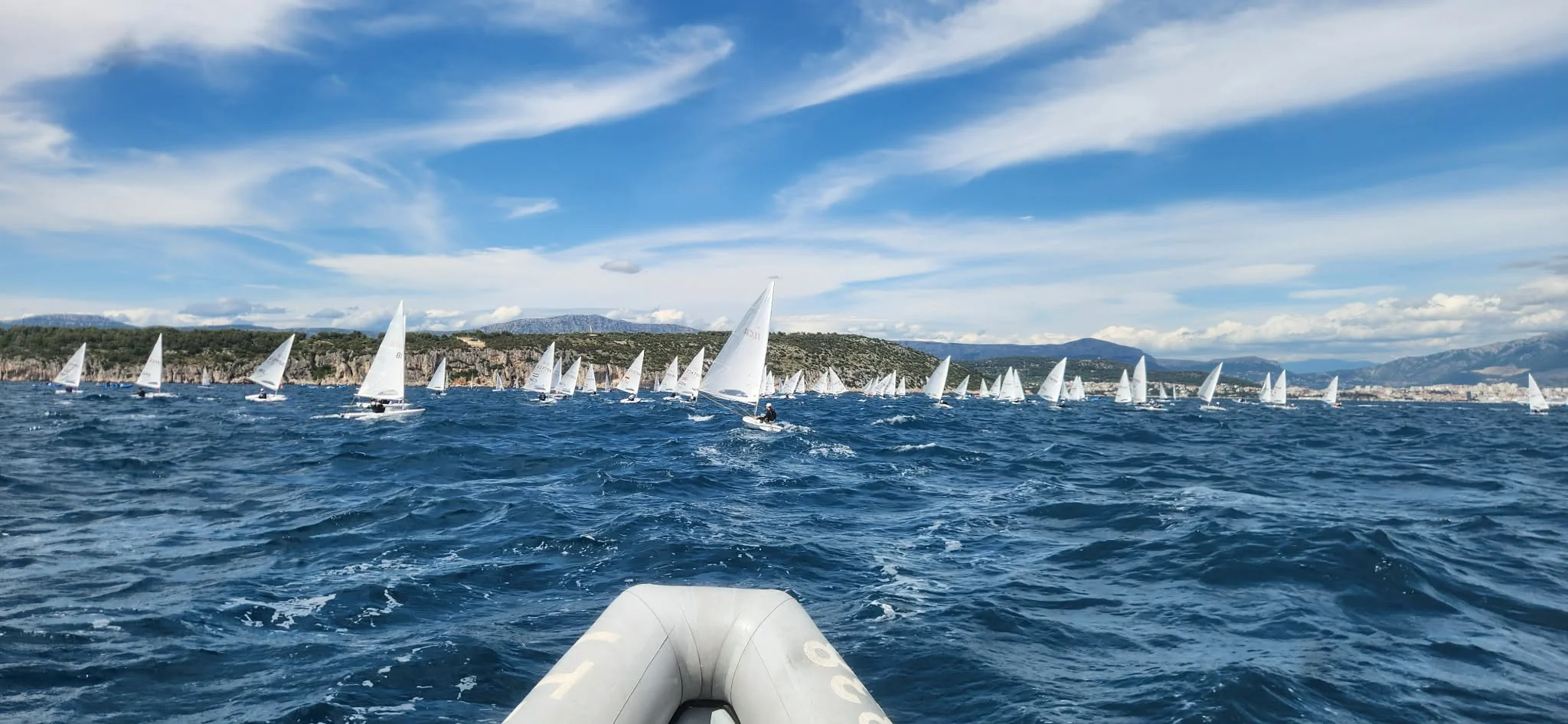 ILCA jachtų flotilė atvirame vandenyje